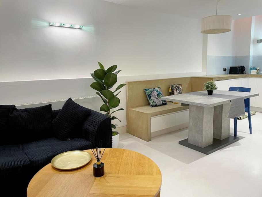 Chic Sleeps Up To 4 Guests In Heart Of Bridge Appartement