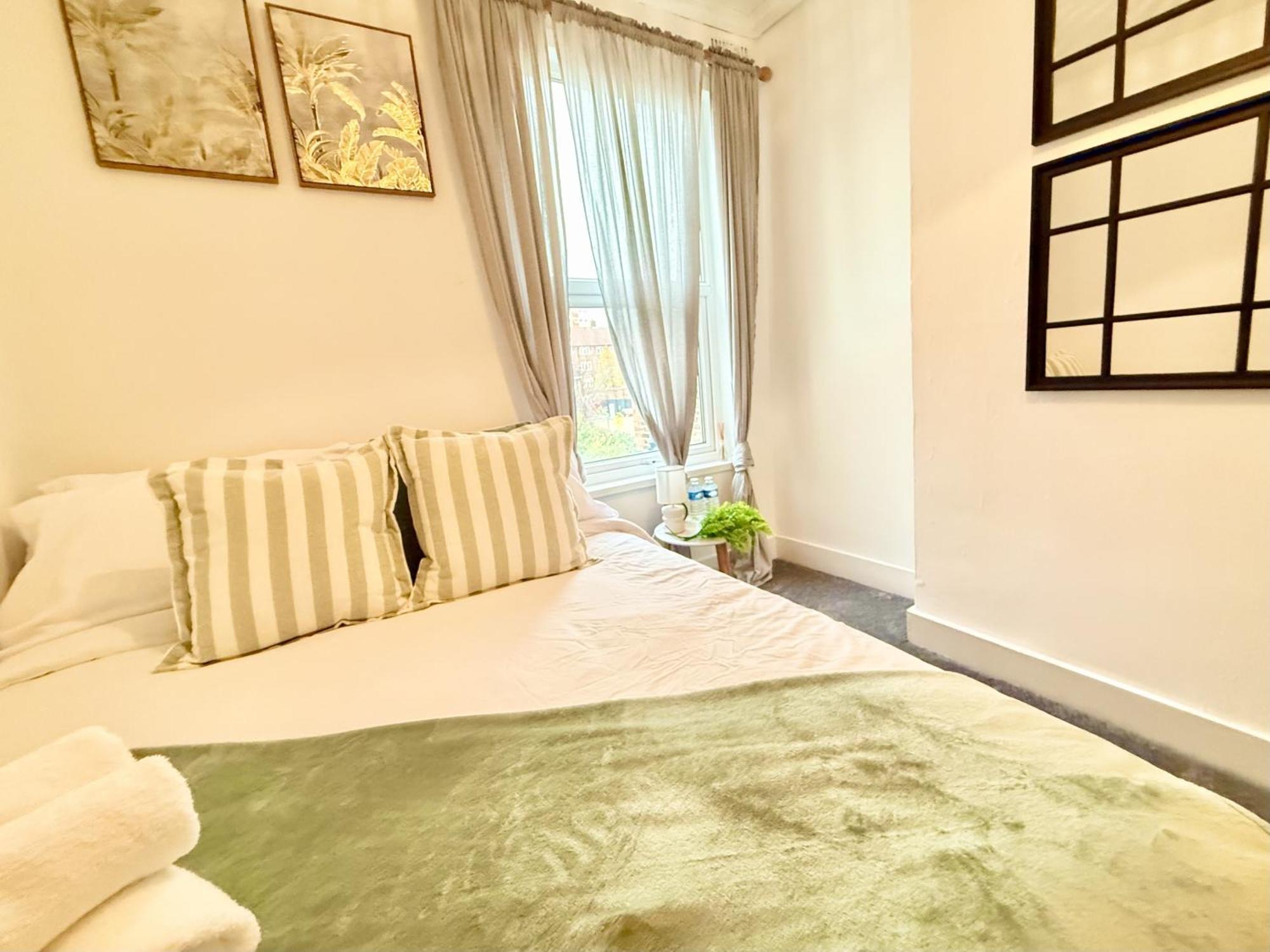 Spacious 3 Bedroom House Near London, O2, Excel, Stratford, Tube Station & Parking Available Holiday home London