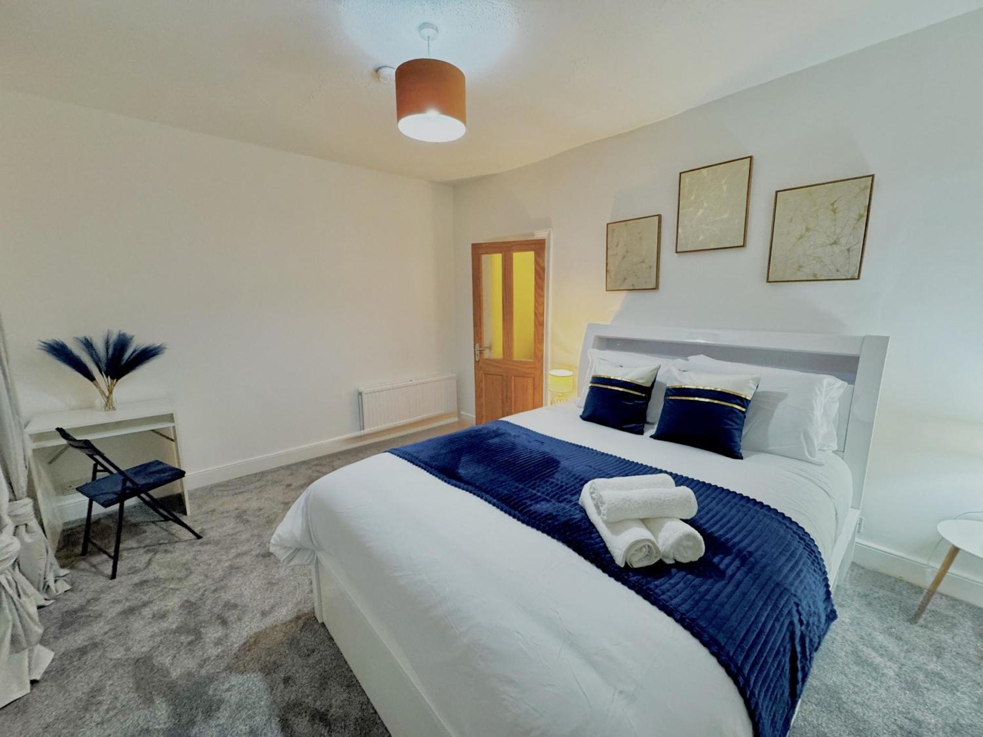 Holiday home Spacious 3 Bedroom House Near London, O2, Excel, Stratford, Tube Station & Parking Available
