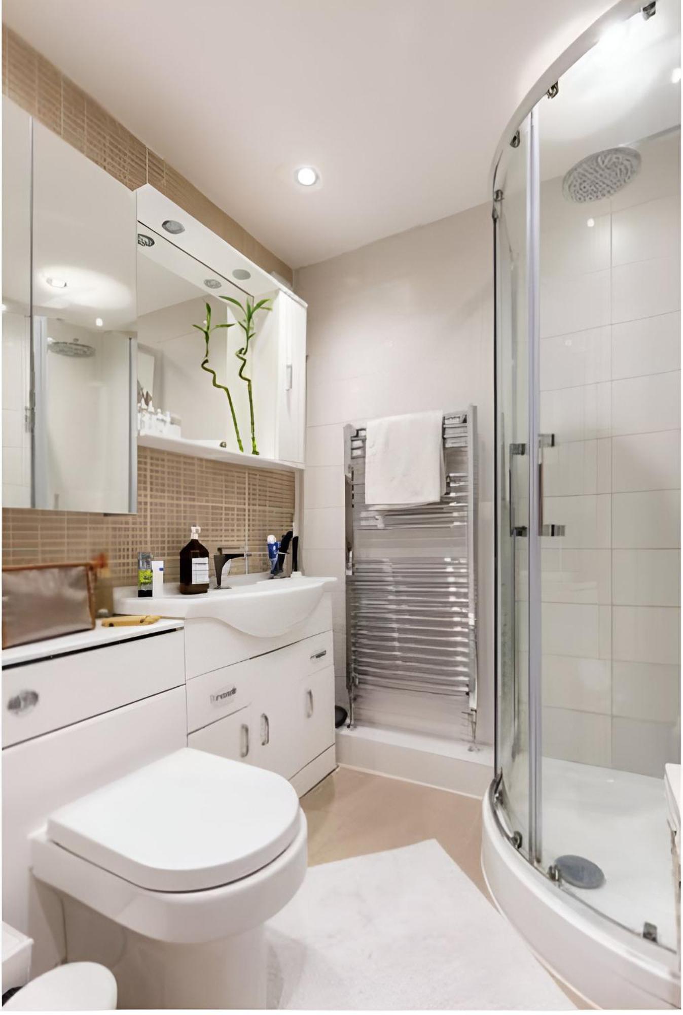 Modern With Bathroom & Garden In A Shared House - No Kitchen Habitación en casa particular *