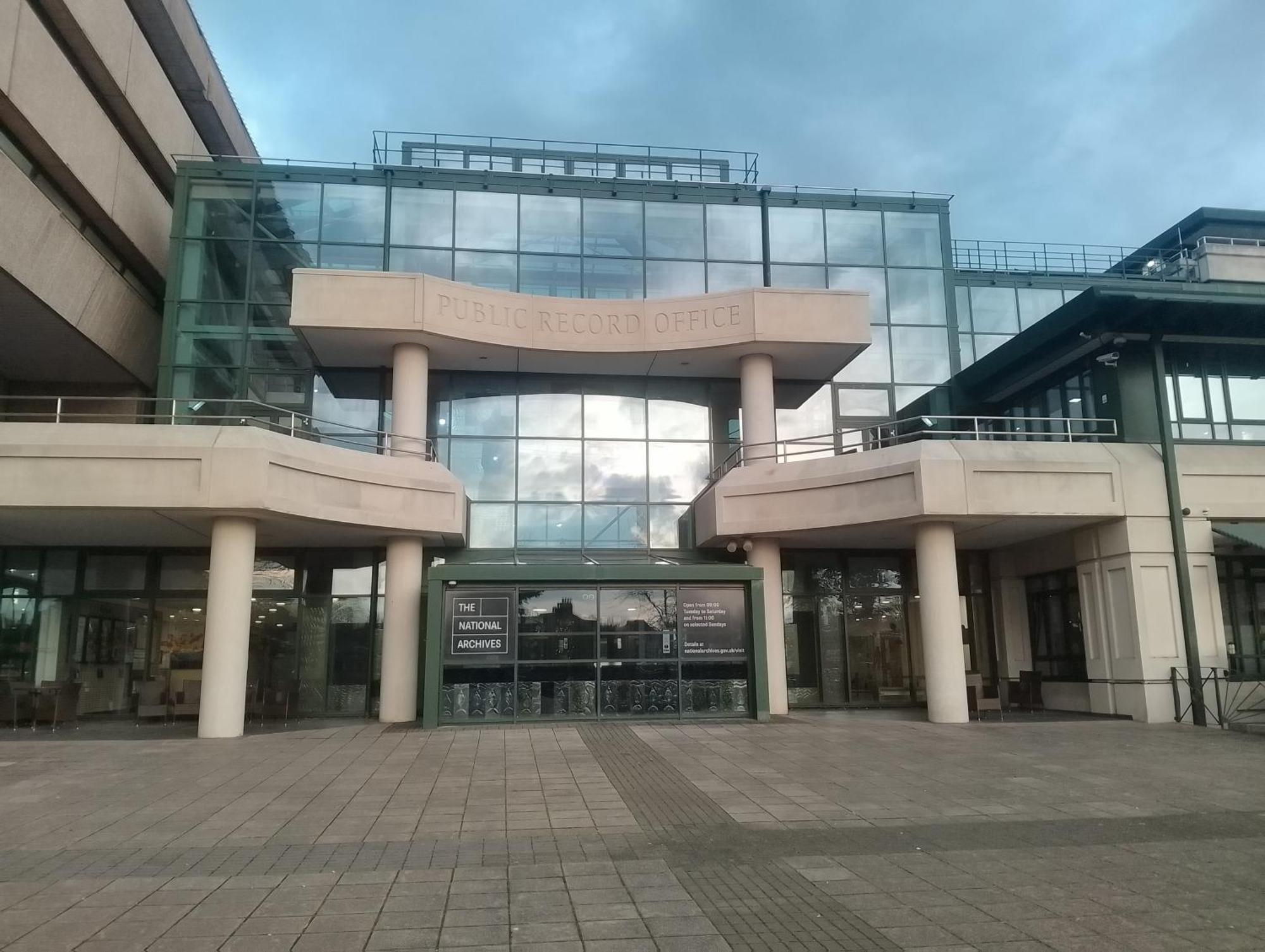 Beautiful With Underground Parking, Balcony In Kew, Richmond Apartment London