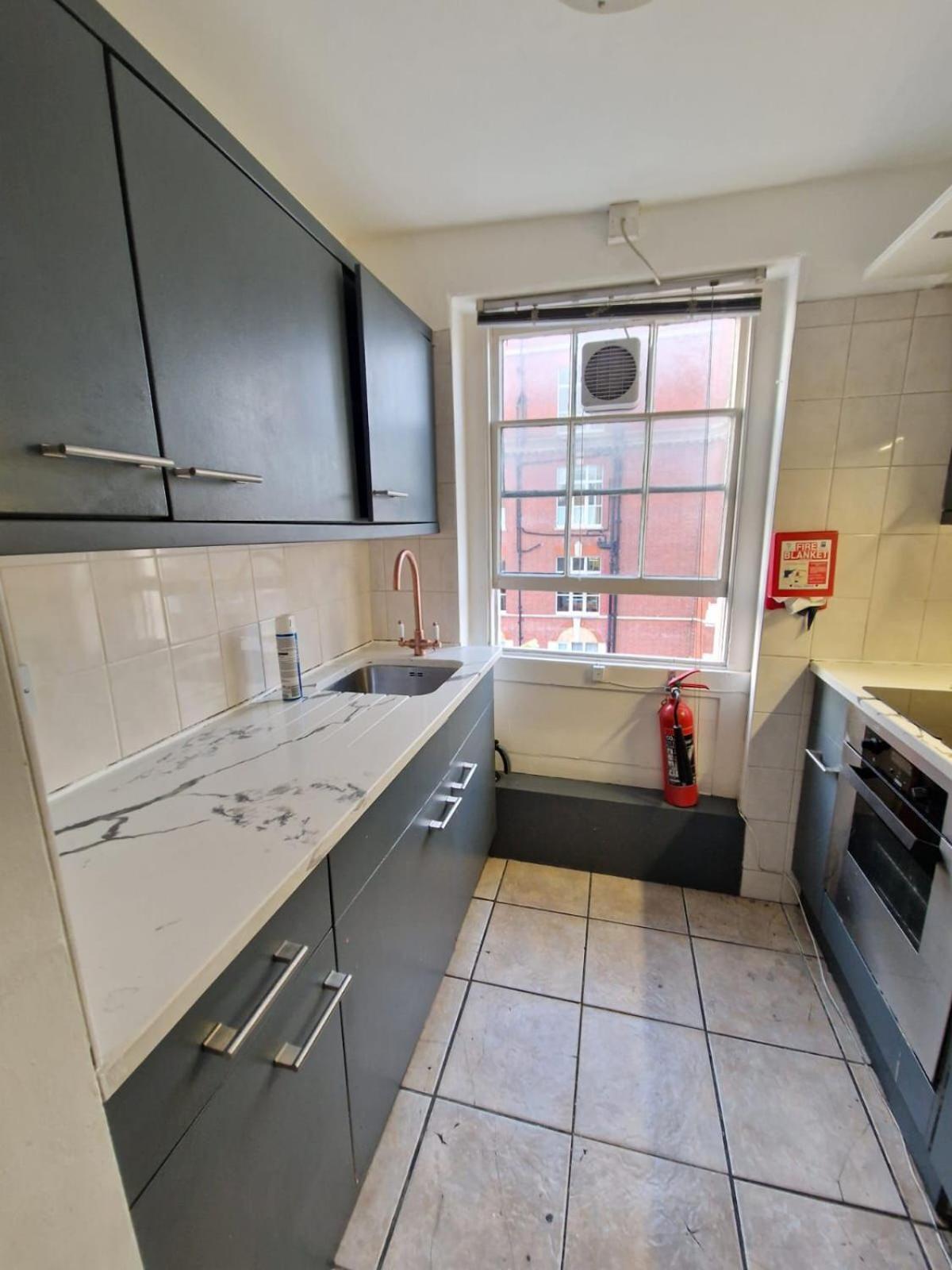 Baker Street Apartment *