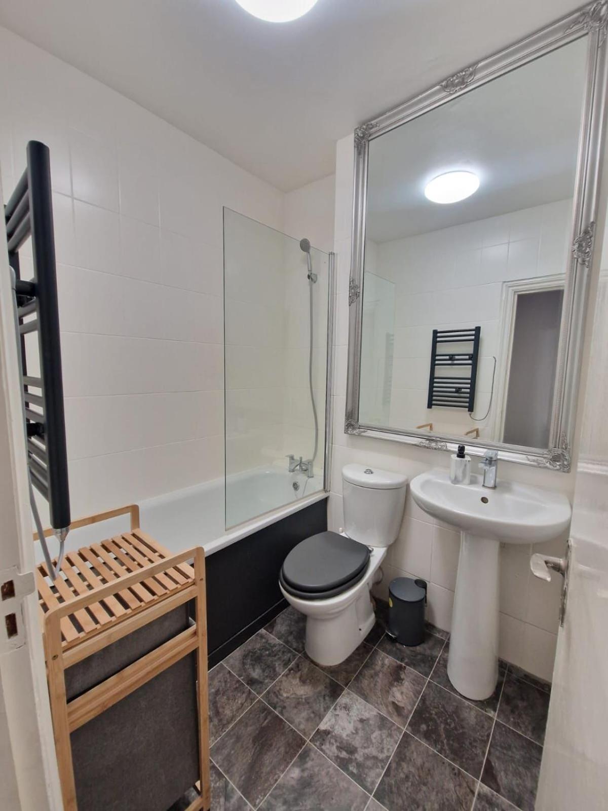 Baker Street Apartment *