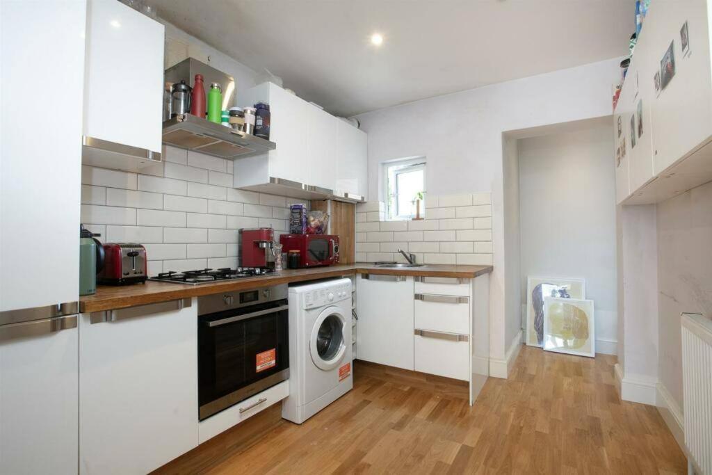 Comfortable 3-bed Flat In Vibrant Camberwell Apartment