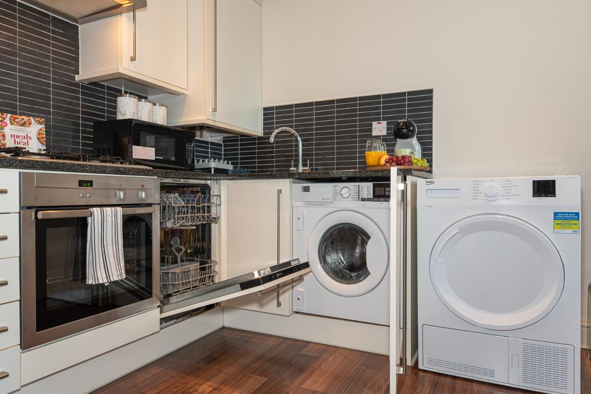 2-bedroom Flat In Embankment A Short Walk Away To Trafalgar Square Near Big Ben, Eye