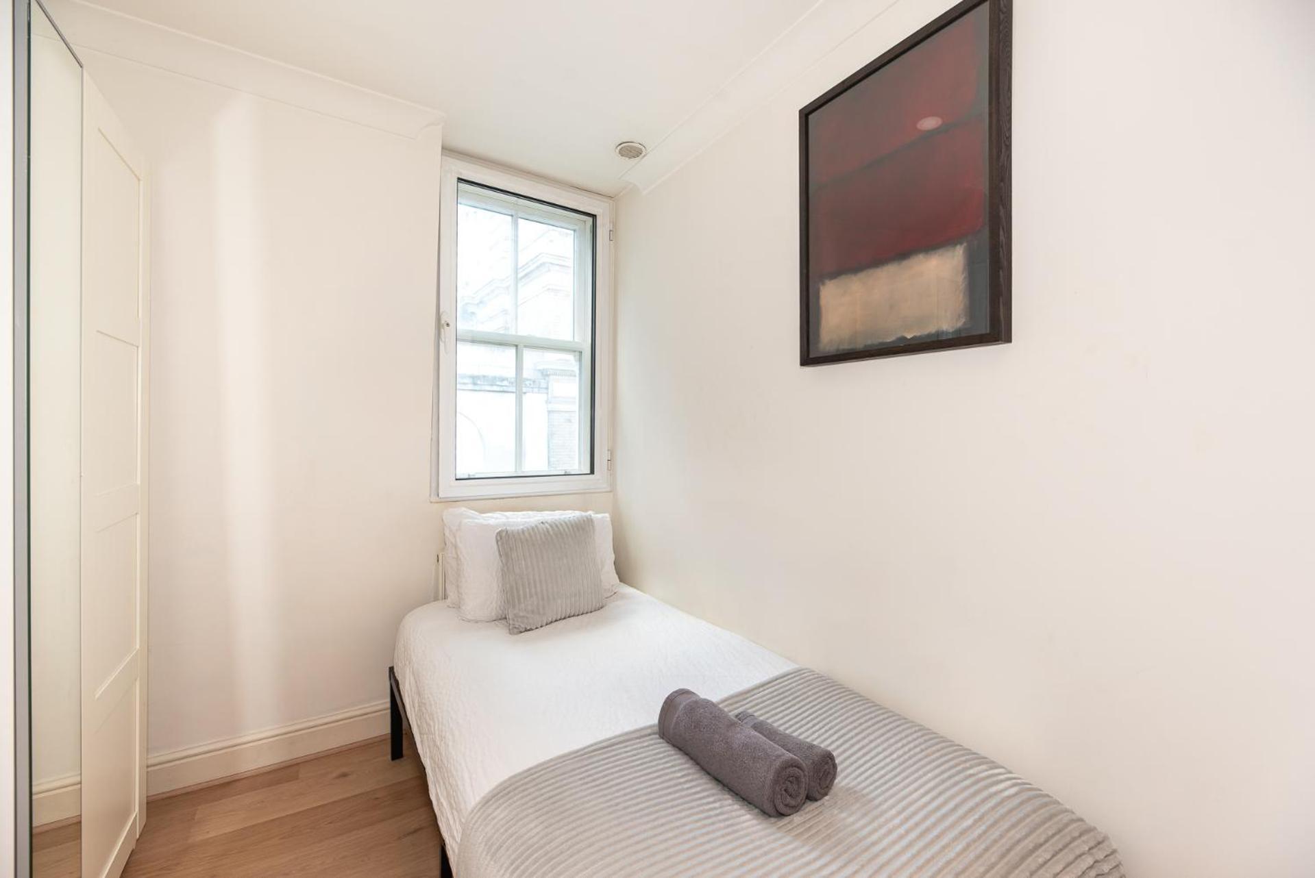 2-bedroom Flat In Embankment A Short Walk Away To Trafalgar Square Near Big Ben, Eye London