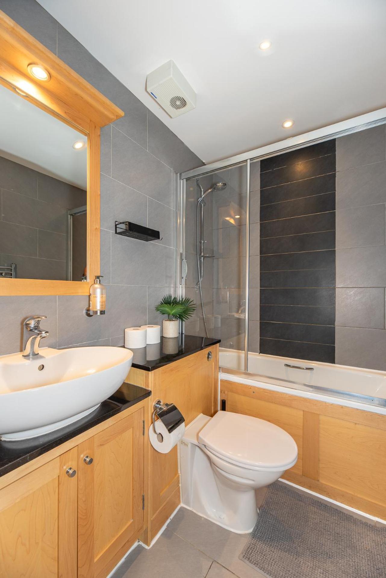 2-bedroom Flat In Embankment A Short Walk Away To Trafalgar Square Near Big Ben, Eye *