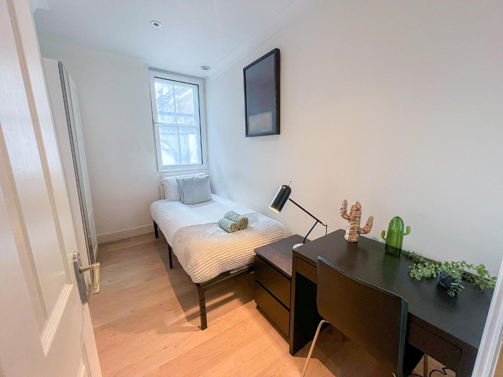 2-bedroom Flat In Embankment A Short Walk Away To Trafalgar Square Near Big Ben, Eye London