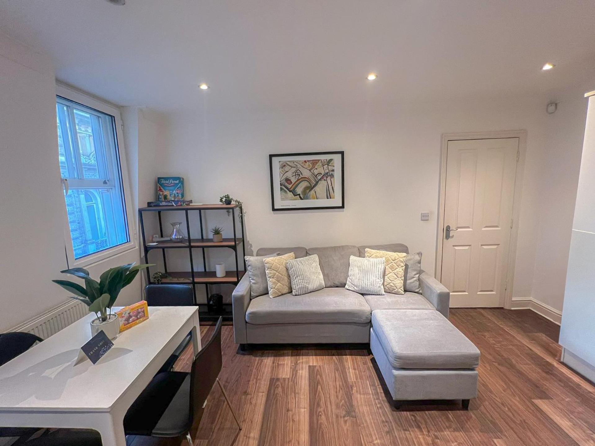 2-bedroom Flat In Embankment A Short Walk Away To Trafalgar Square Near Big Ben, Eye London