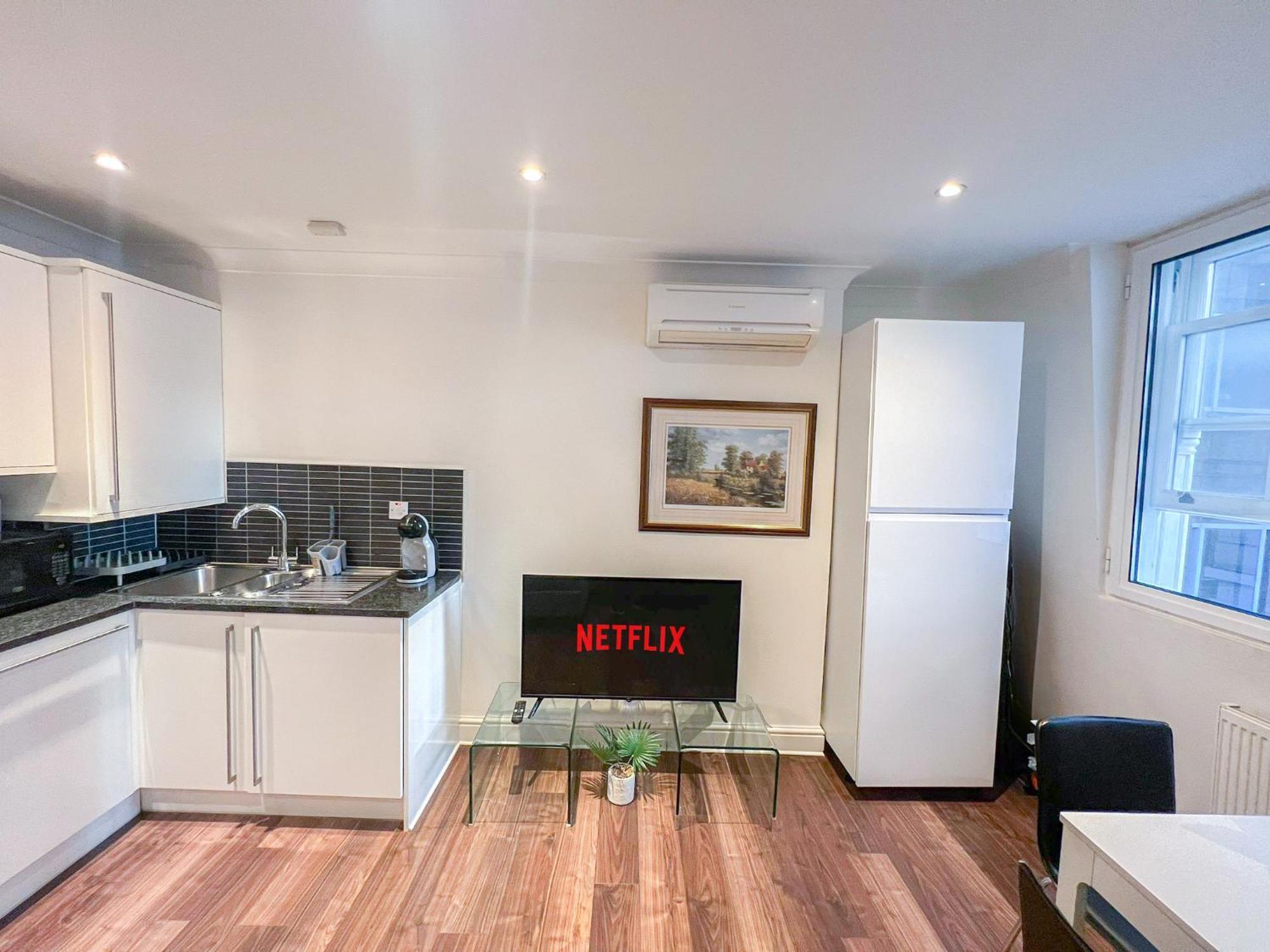 2-bedroom Flat In Embankment A Short Walk Away To Trafalgar Square Near Big Ben, Eye London