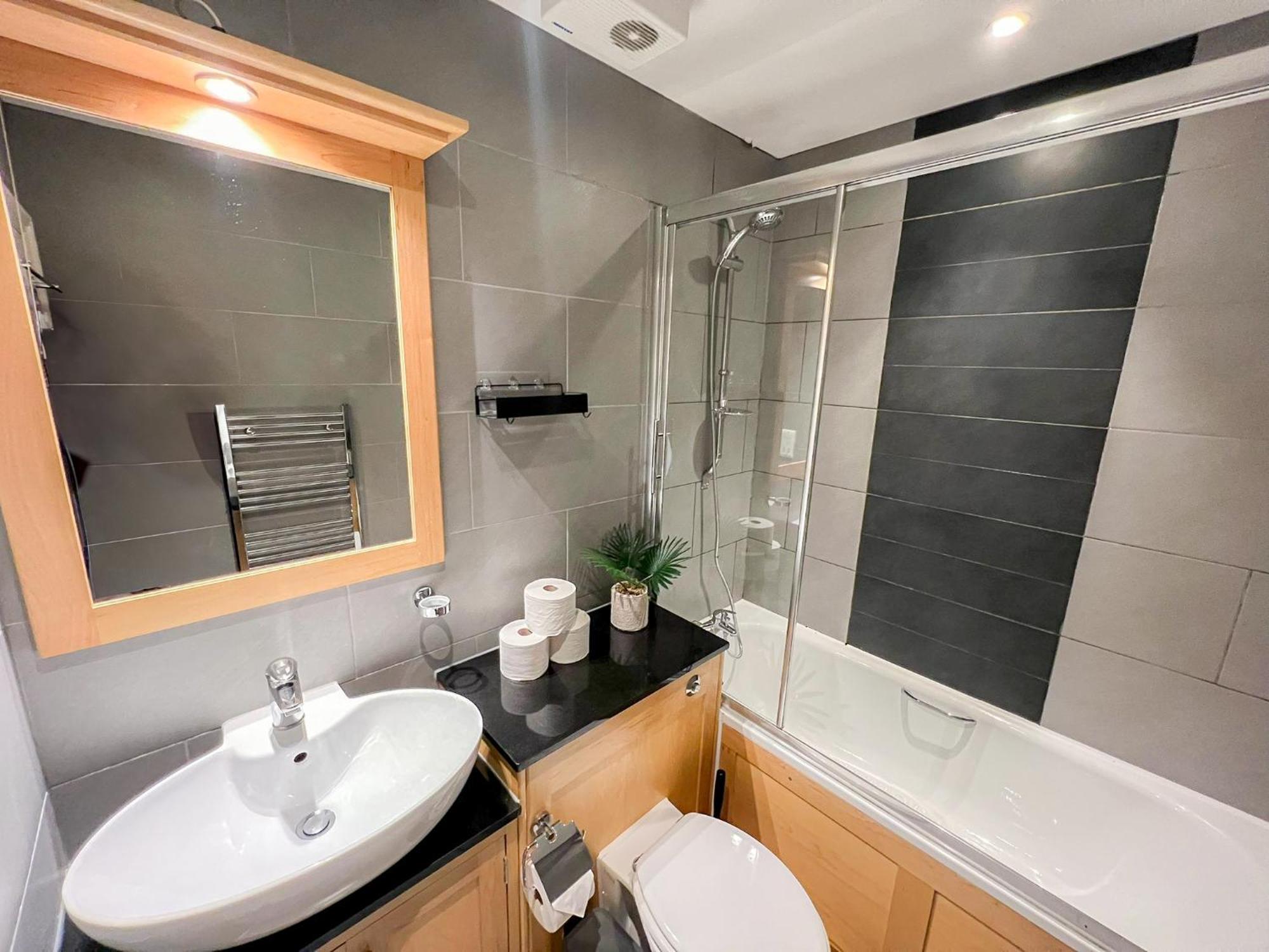 2-bedroom Flat In Embankment A Short Walk Away To Trafalgar Square Near Big Ben, Eye London