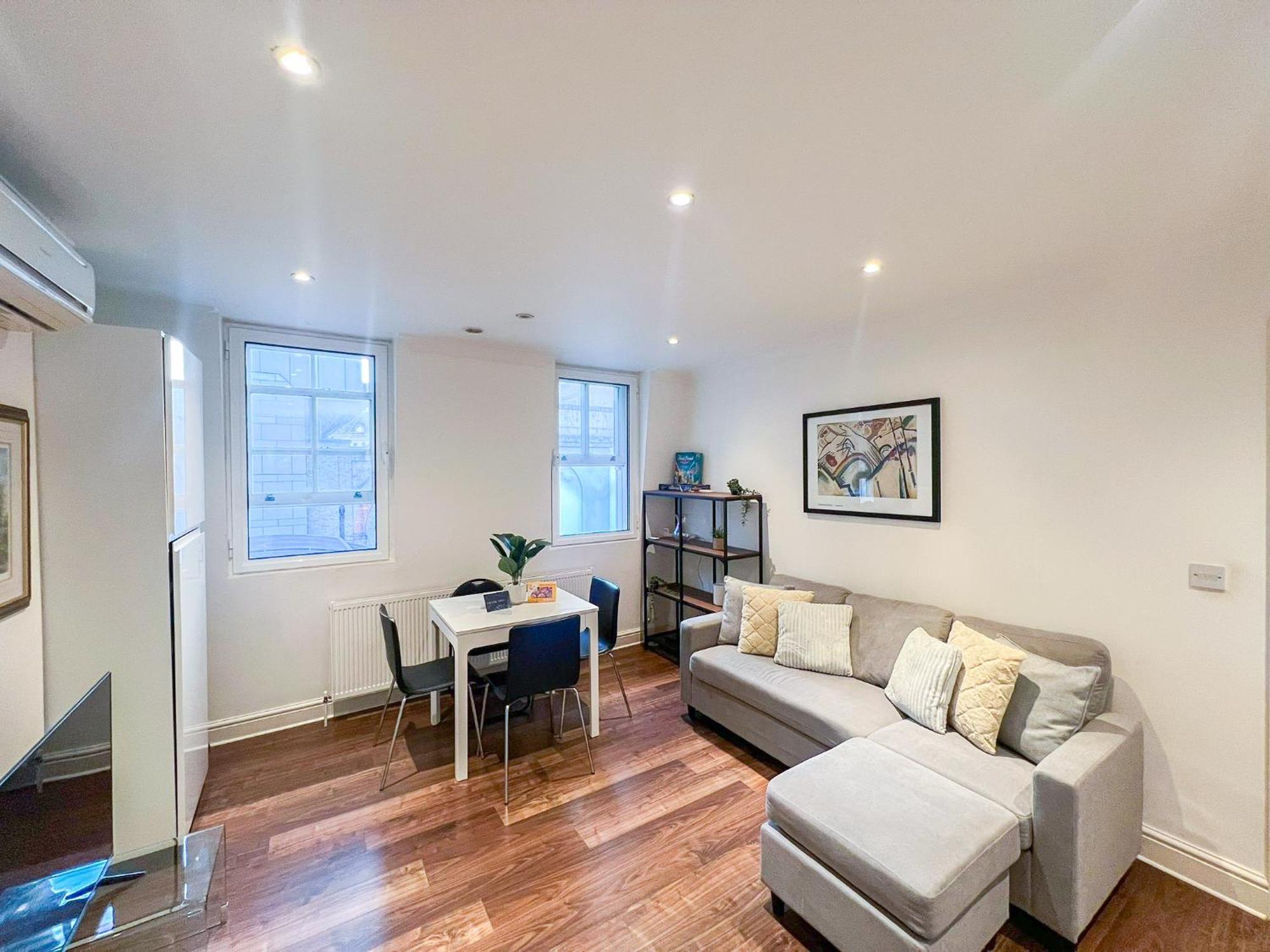 2-bedroom Flat In Embankment A Short Walk Away To Trafalgar Square Near Big Ben, Eye London