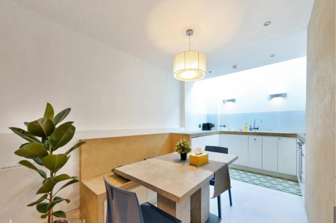 Chic Sleeps Up To 4 Guests In Heart Of Bridge Appartement