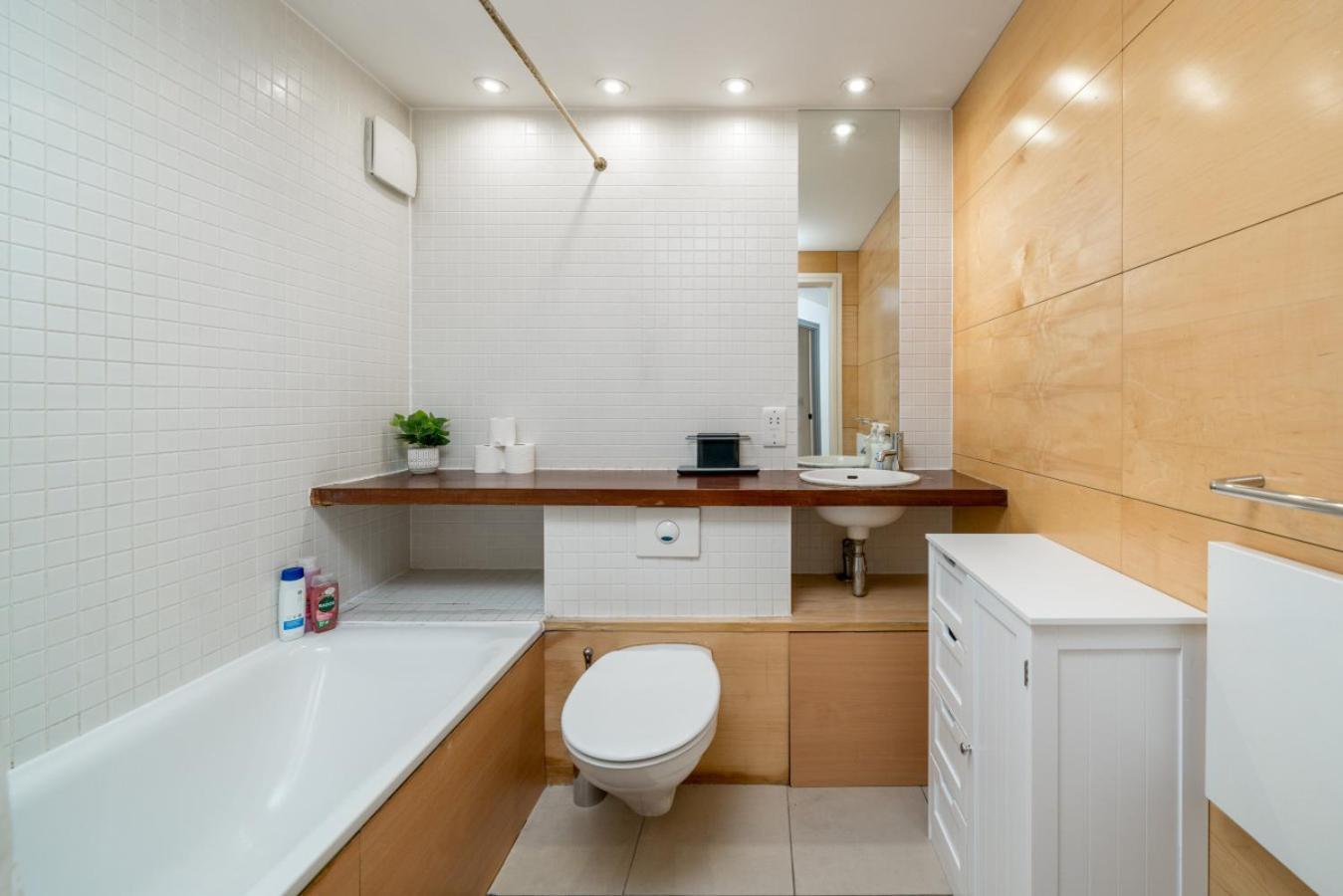 Lovely 3bd Flat, Parking, Sleeps Six Close To O2 Apartment *