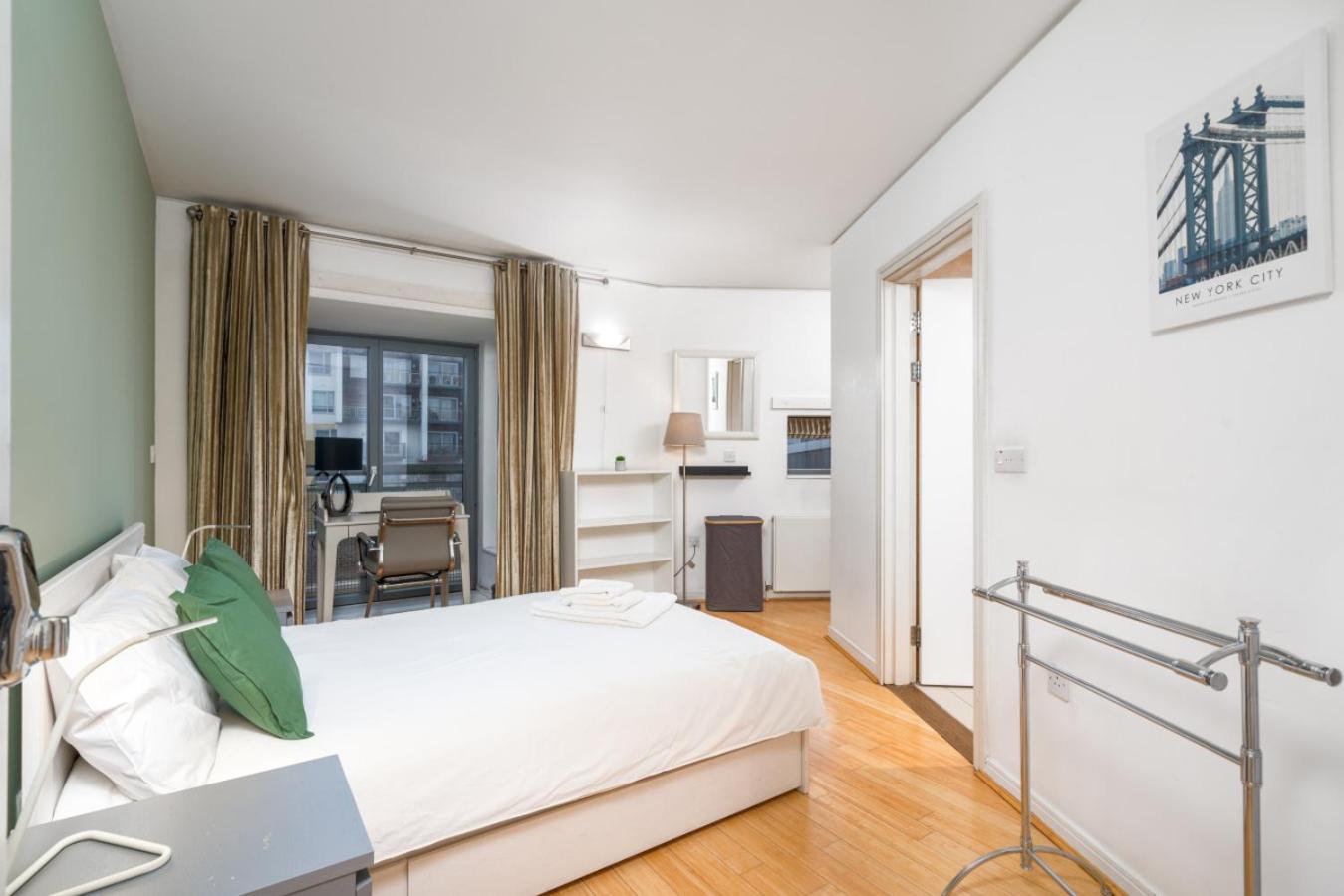 Apartment Lovely 3bd Flat, Parking, Sleeps Six Close To O2 *