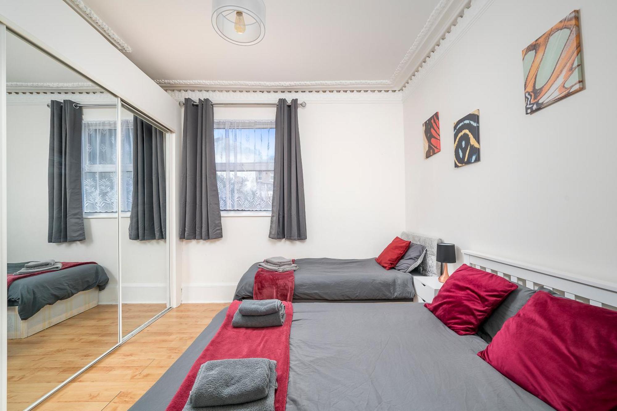 Cozy & Comfy Woodgreen Station Sleeps 6 Apartment London