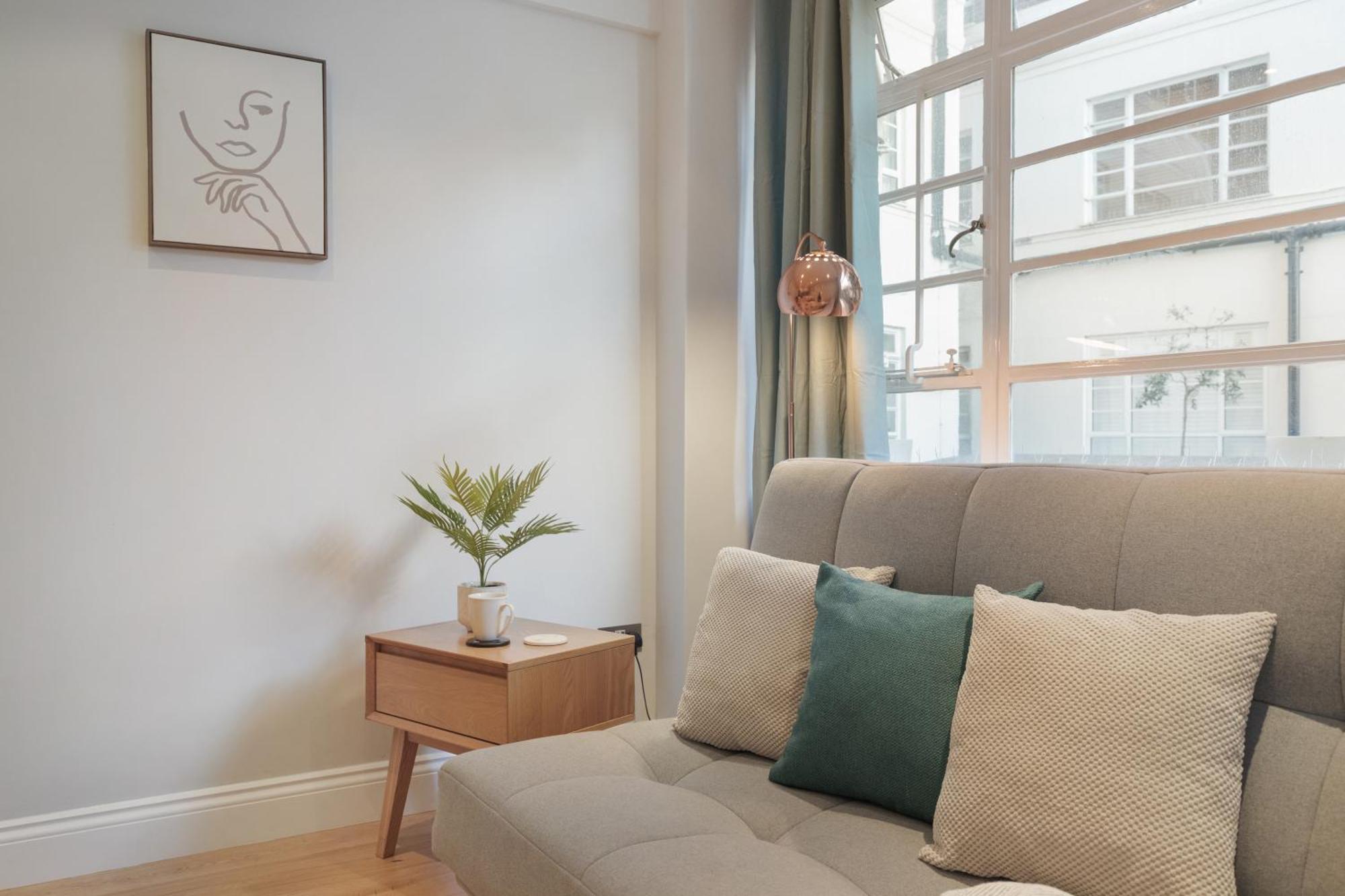 16 Nell Gywnn - Chelsea * London
