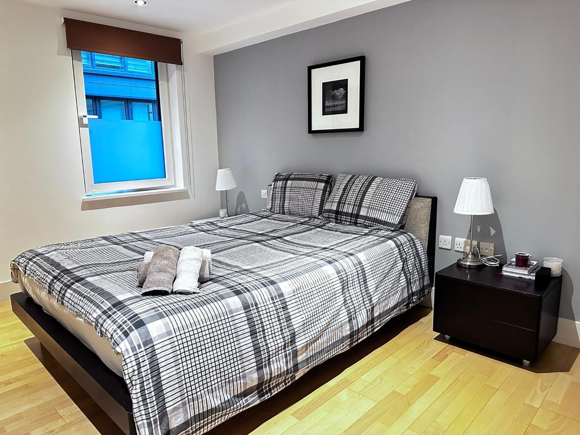 Apartment Morden In By River Thames