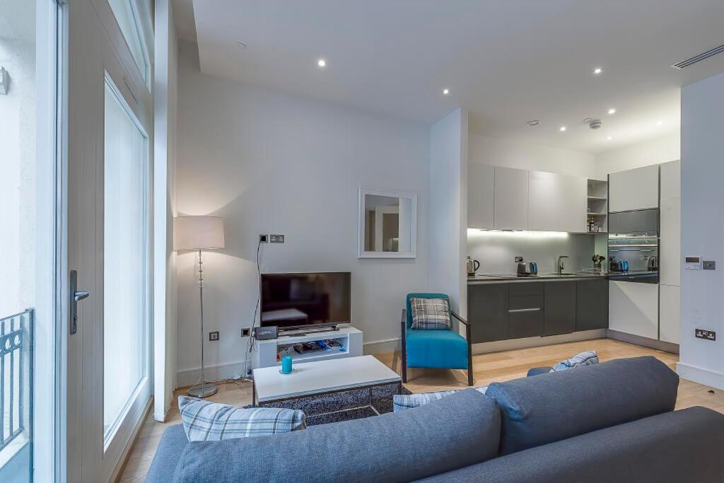 Contemporary Urban Retreat In Bank Apartment