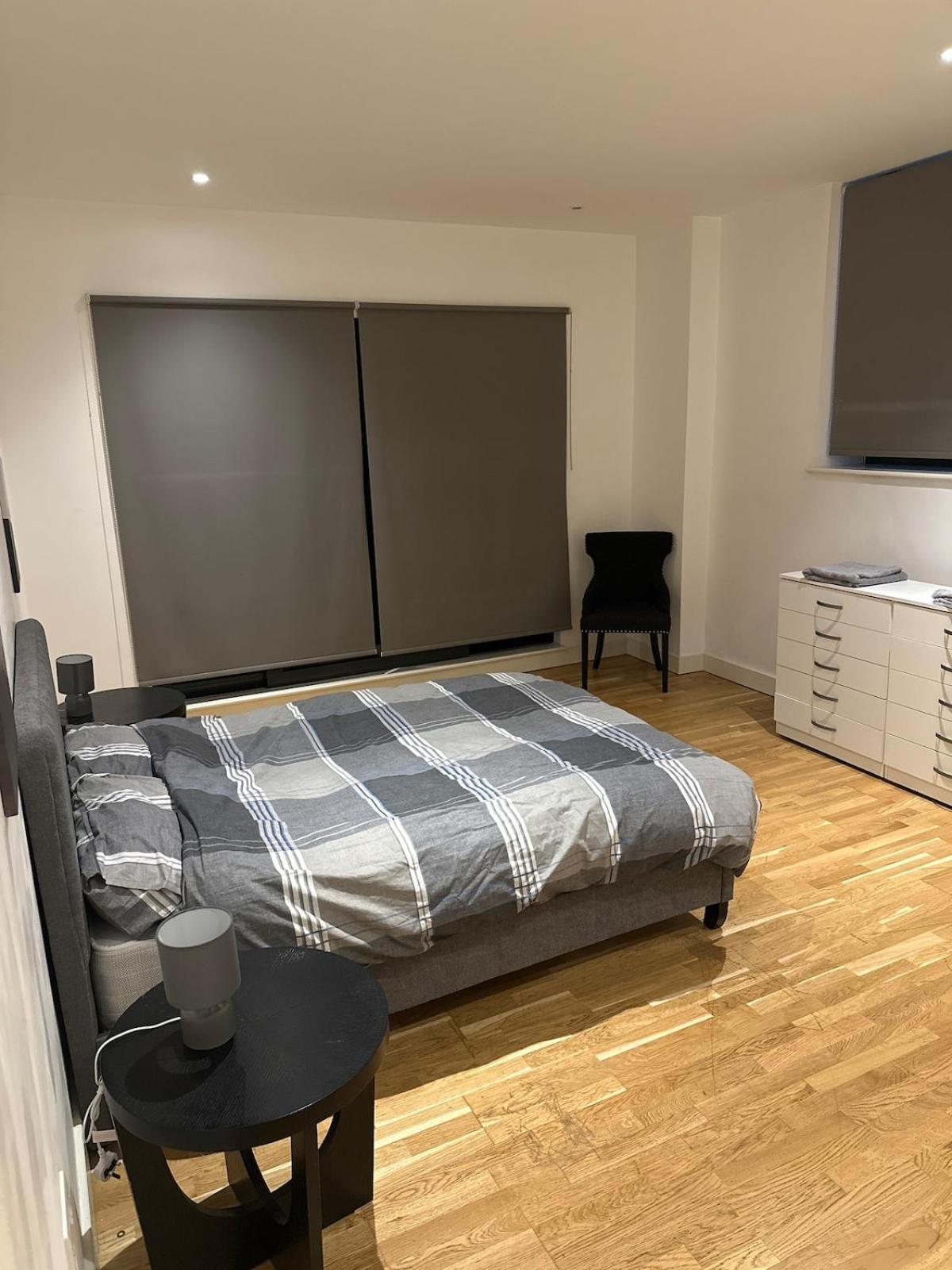 Aldgate East 2 Bedroom Flat * London