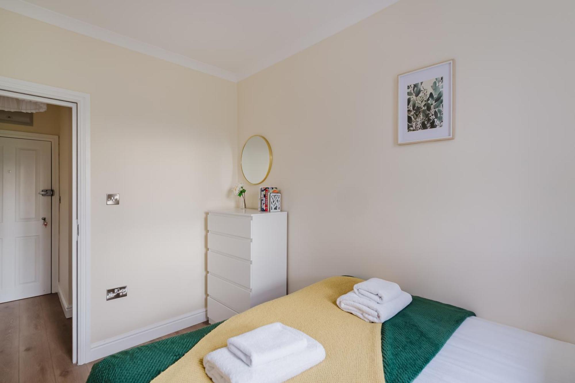 Modern Cosy Corner Flat 3 Bed And Loft Sleep 7 People Apartment *