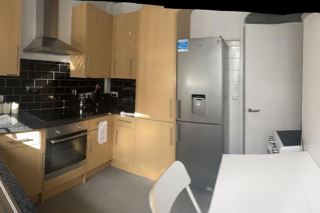Two Bed Comfy And Private Apartment *