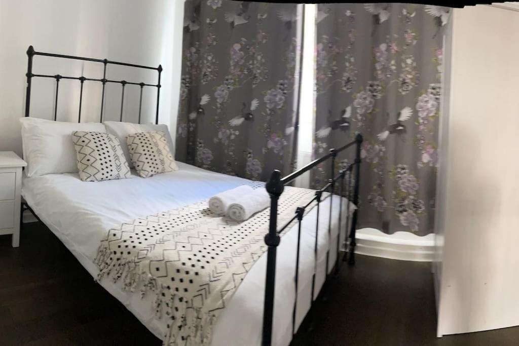 Two Bed Comfy And Private Apartment *