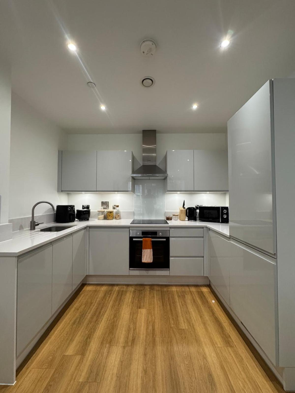 Elegant One-bedroom In East Apartment *