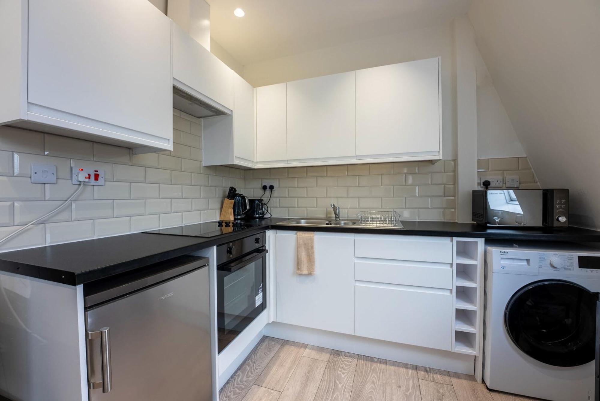 Modern Flat With Balcony In Heart Of * London
