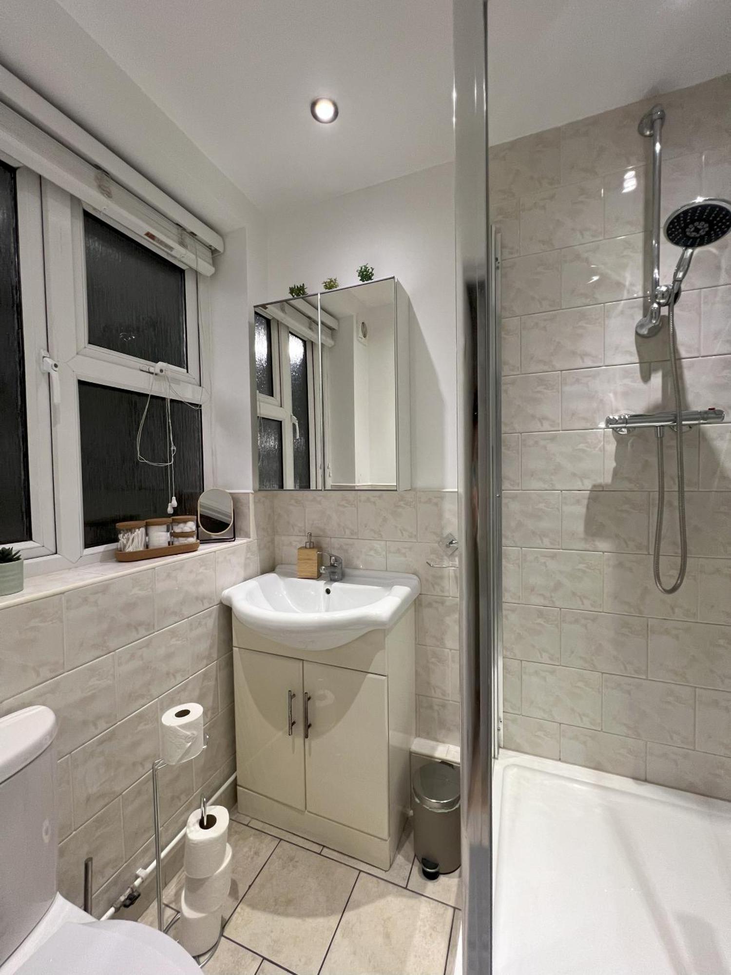 Apartment Spacious & Modern Family Gem London