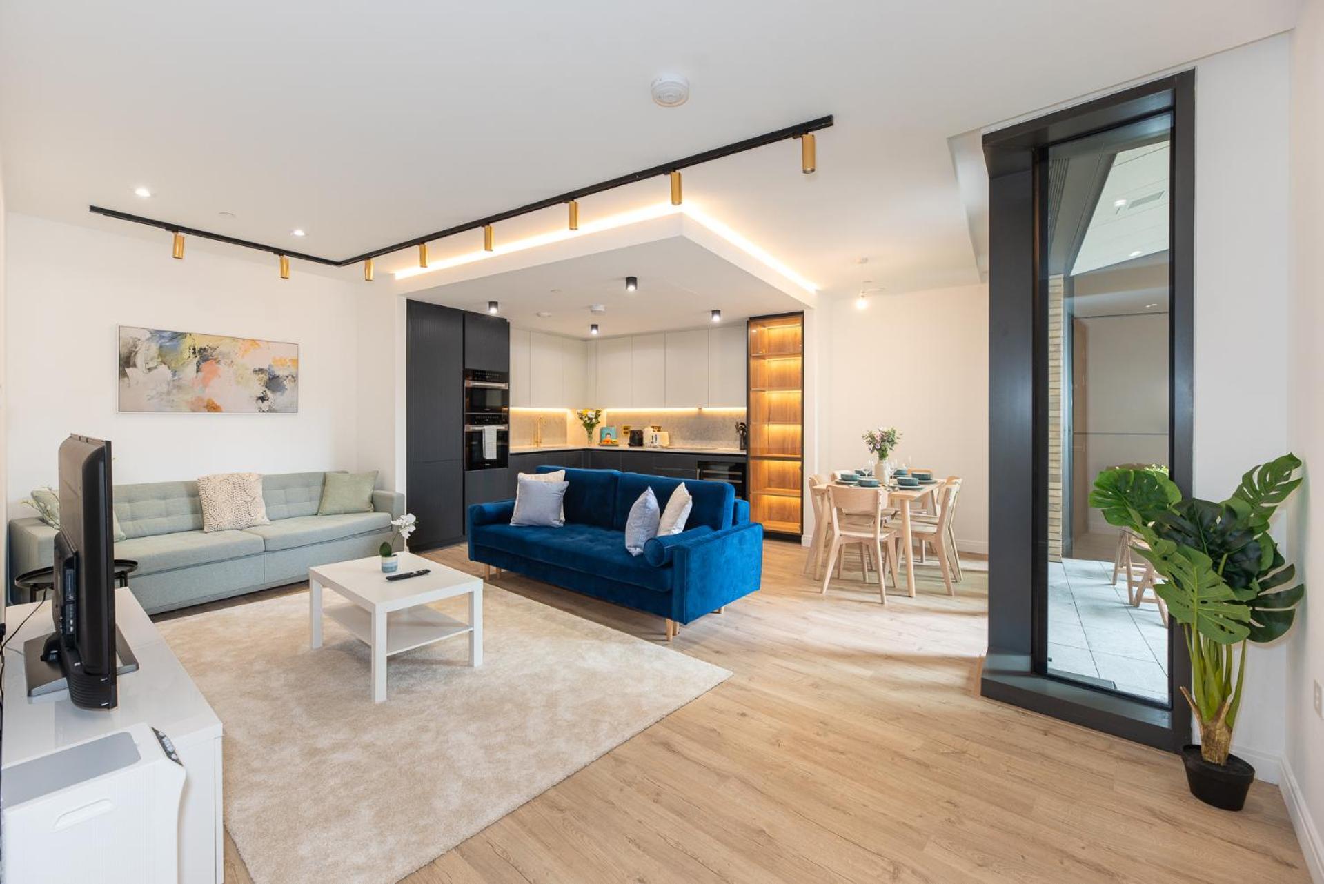 Lavish 2 Bedroom Flat With Private Balcony In Clerkenwell, Barbican Apartment *