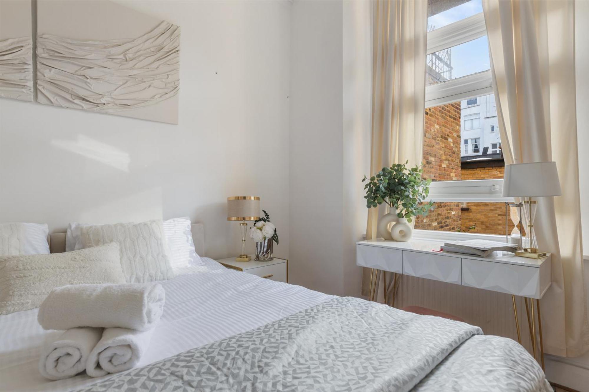 Chic In Hyde Park Apartment