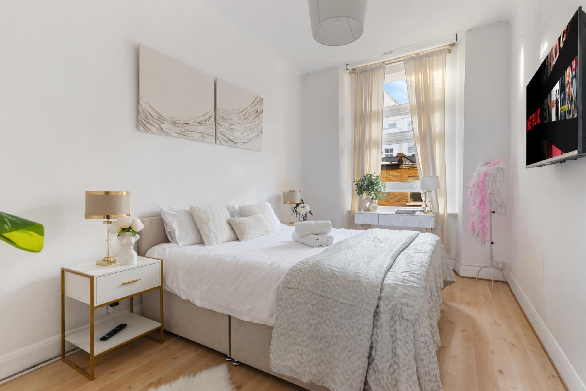 Chic In Hyde Park Apartment *