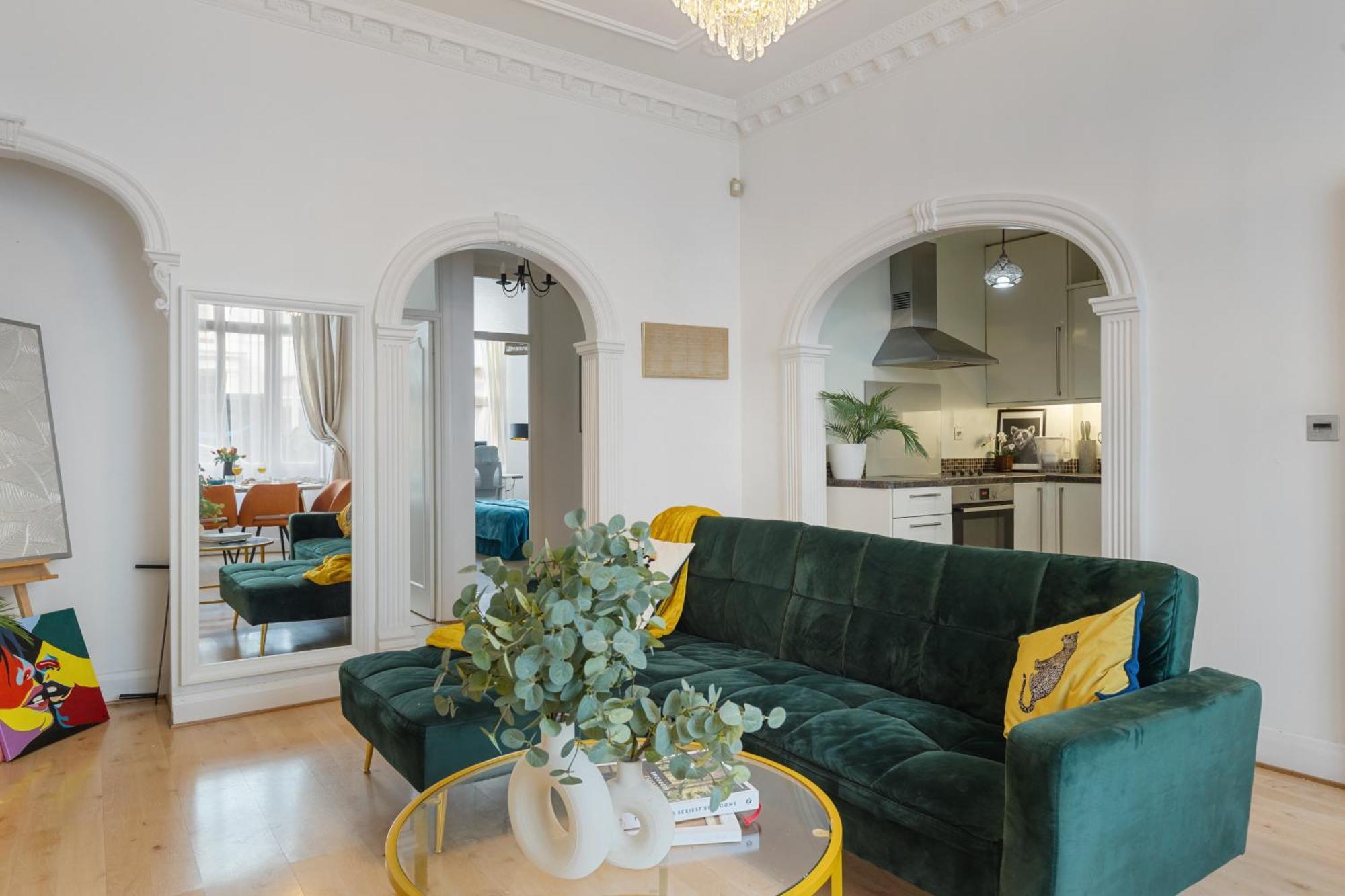Chic In Hyde Park Apartment