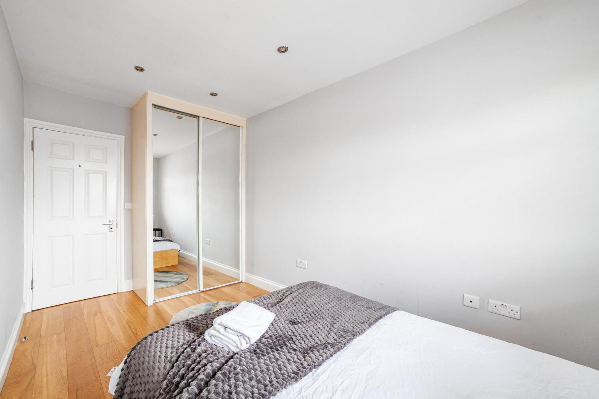 Relax And Unwind, King Beds Near Camden Town