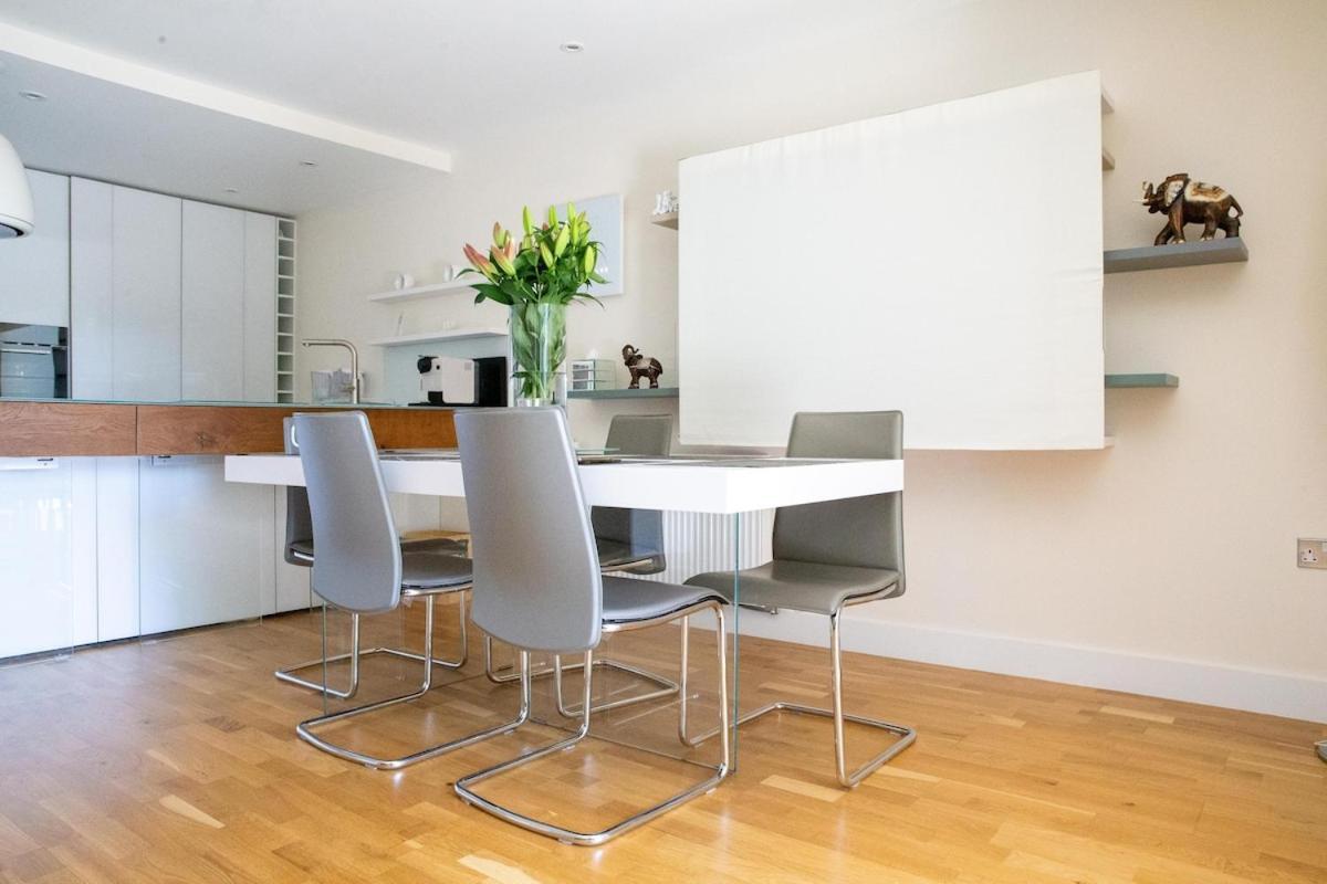 New 3 Bedroom Near Tower Bridge Apartment