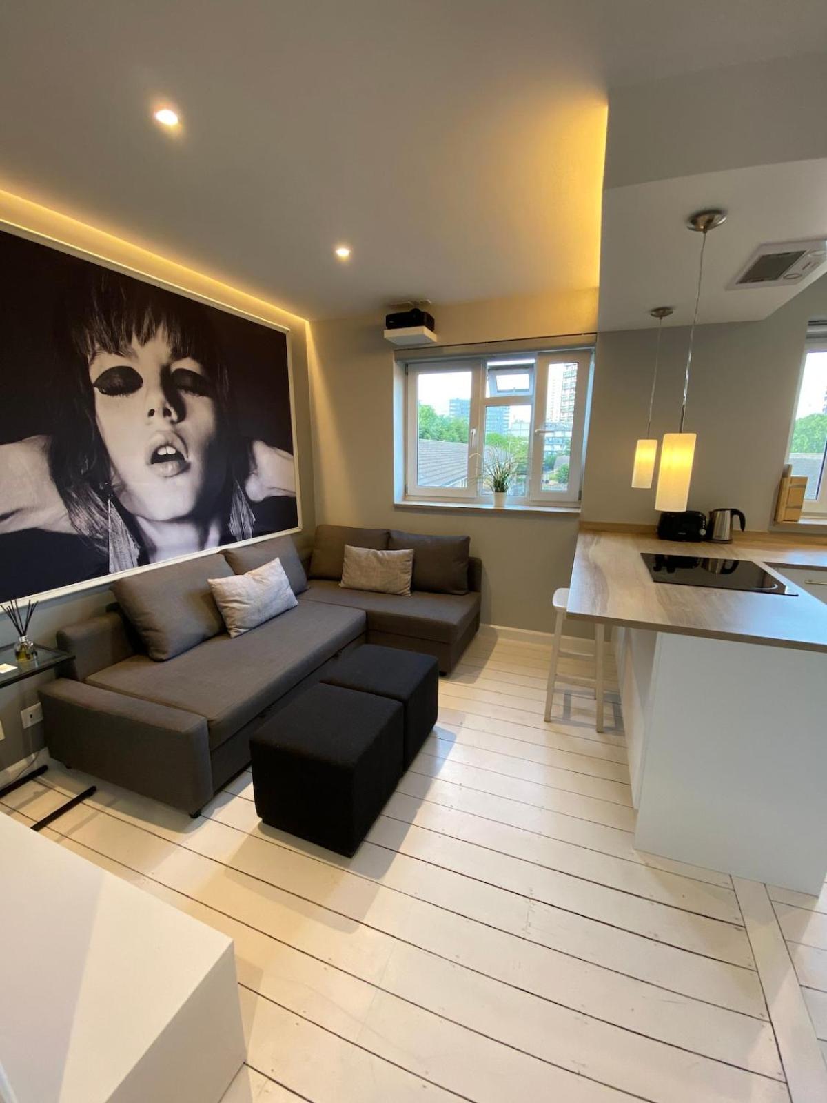 Newly Renovated - 70m2 Modern & Cosy - Balcony Apartment *