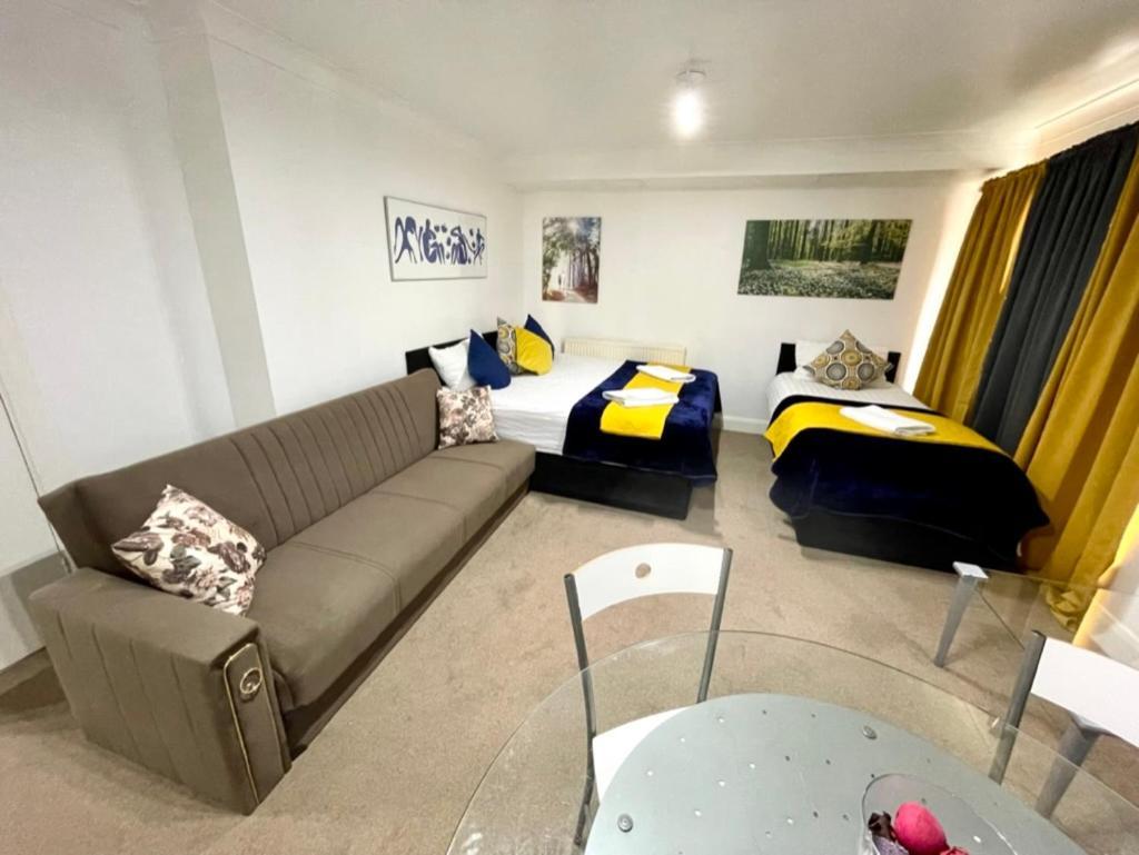 2 Bedrooms Modern Apartment, Full Kitchen, 5 Minutes Tube Station Appartement Londen