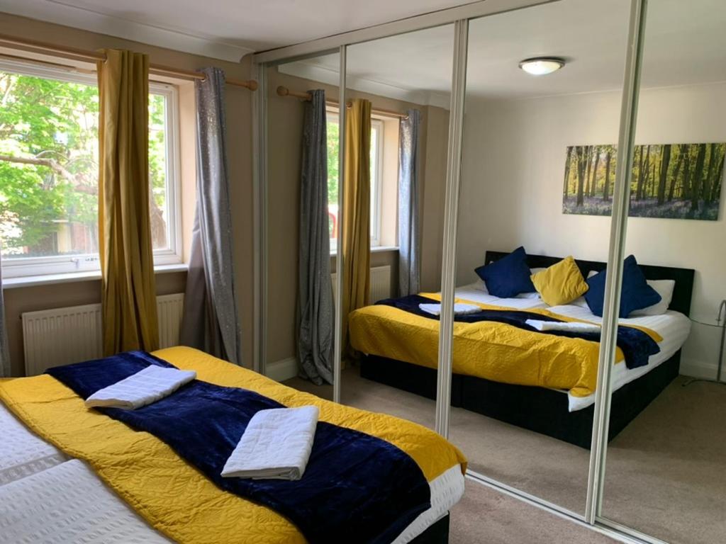 2 Bedrooms Modern Apartment, Full Kitchen, 5 Minutes Tube Station * Londen