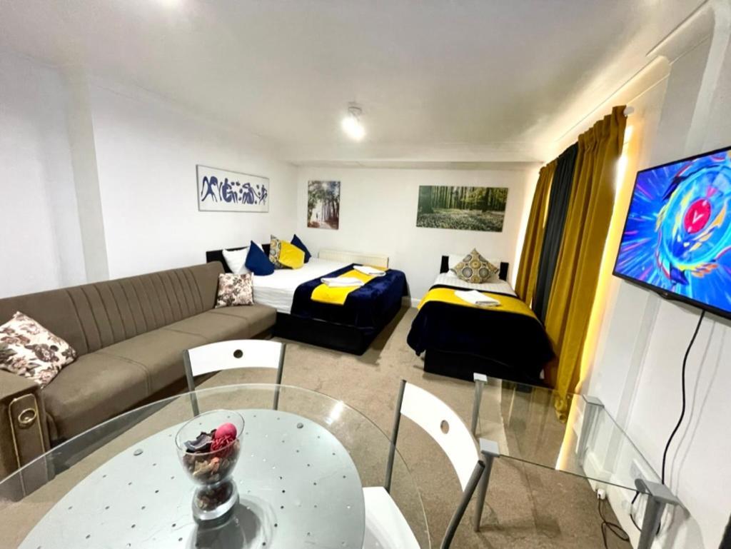 2 Bedrooms Modern Apartment, Full Kitchen, 5 Minutes Tube Station Appartement Londen