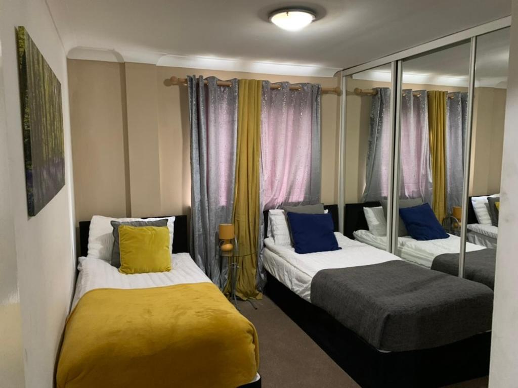 Appartement 2 Bedrooms Modern Apartment, Full Kitchen, 5 Minutes Tube Station Londen
