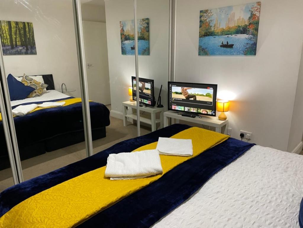 2 Bedrooms Modern Apartment, Full Kitchen, 5 Minutes Tube Station * Londen
