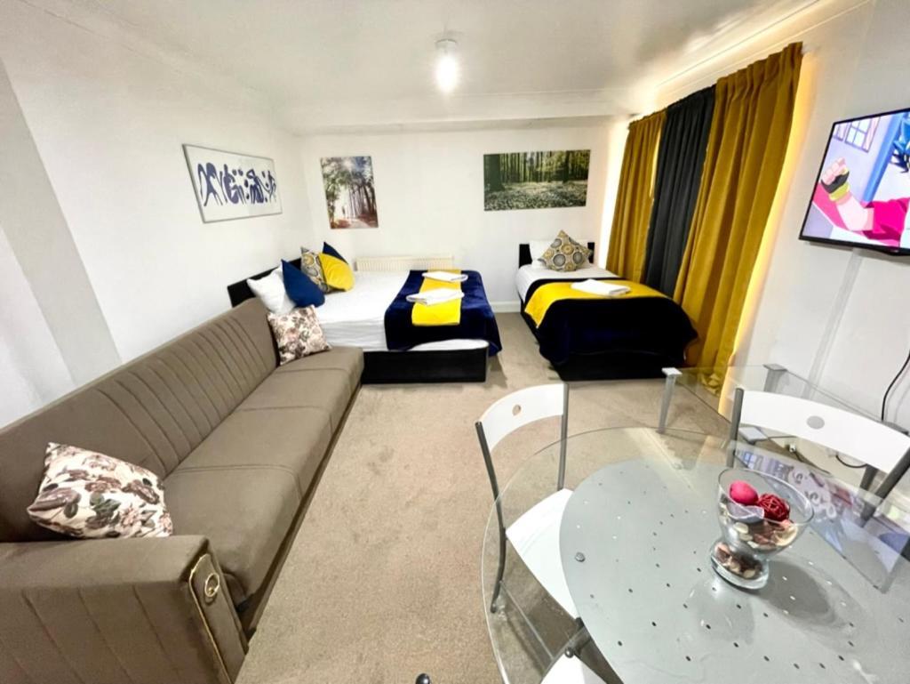 2 Bedrooms Modern Apartment, Full Kitchen, 5 Minutes Tube Station Londen