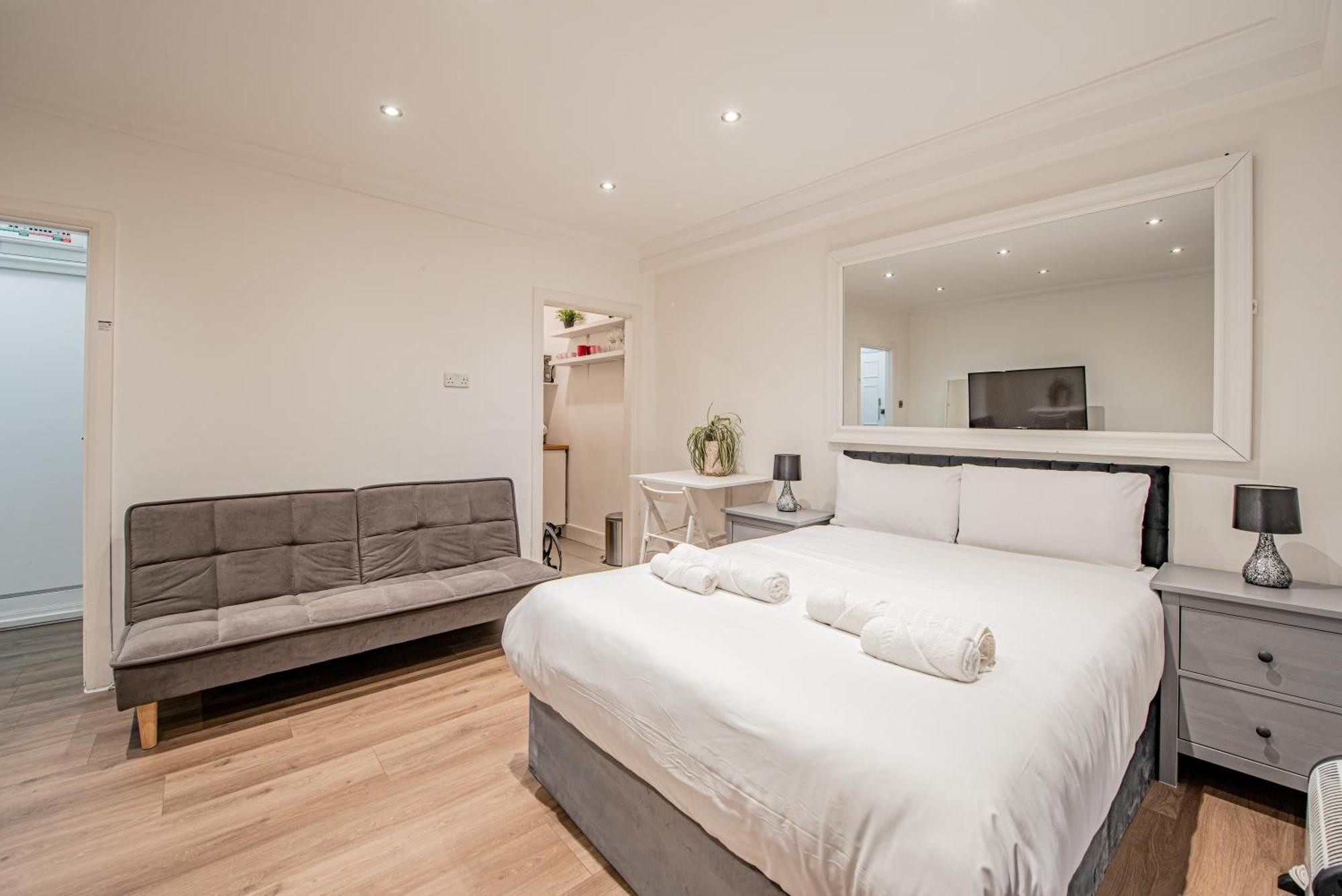 Stylish Elegant Hyde Park Flat