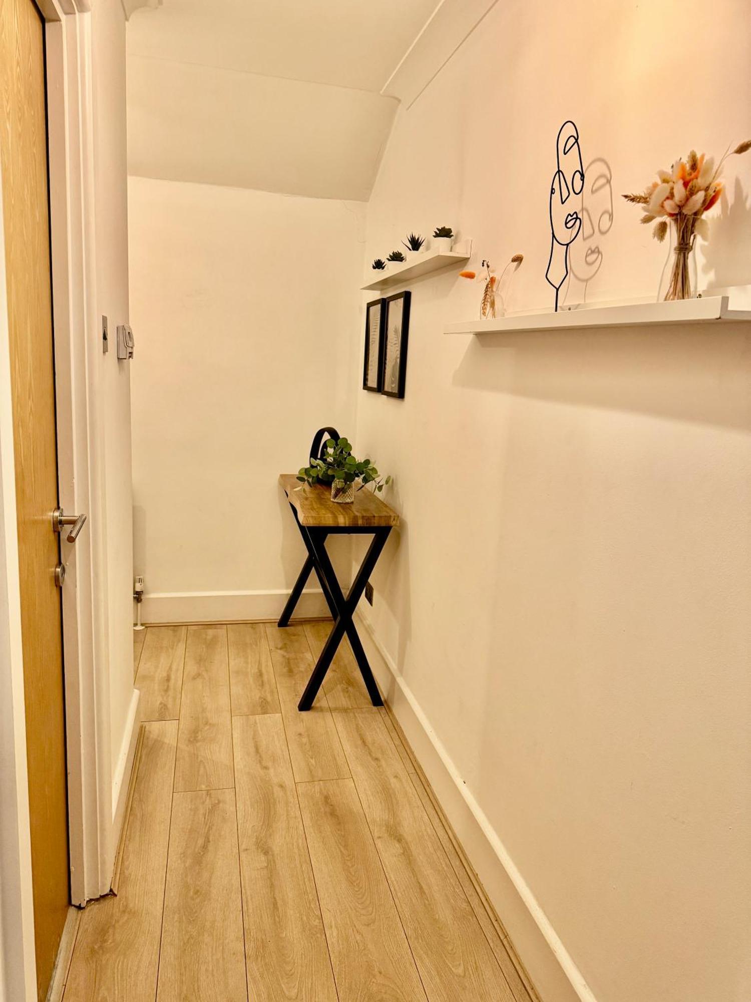 Stunning 1 Bedroom In Wapping - Sleeps 4 And Free Parking! *