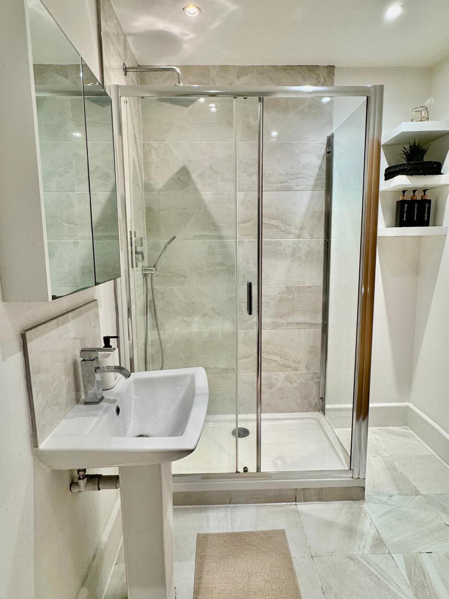 Stunning 1 Bedroom In Wapping - Sleeps 4 And Free Parking! * London