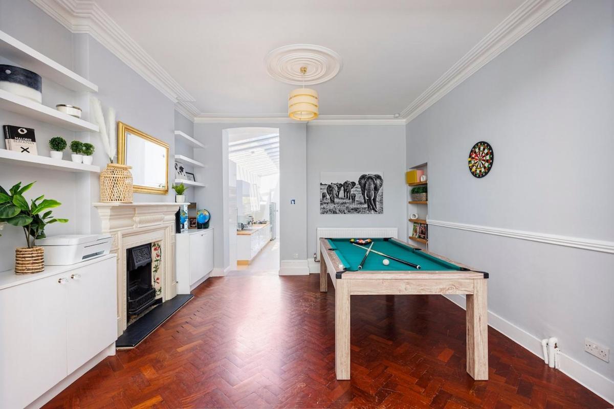 6 Bedroom West Home, Acton, Free Parking , Pool Table , 75 Inch Tv, Sleeps 11 Offers Apartment