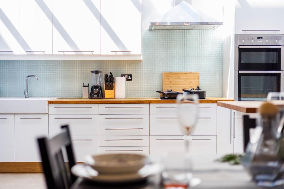 Apartment 6 Bedroom West Home, Acton, Free Parking , Pool Table , 75 Inch Tv, Sleeps 11 Offers *