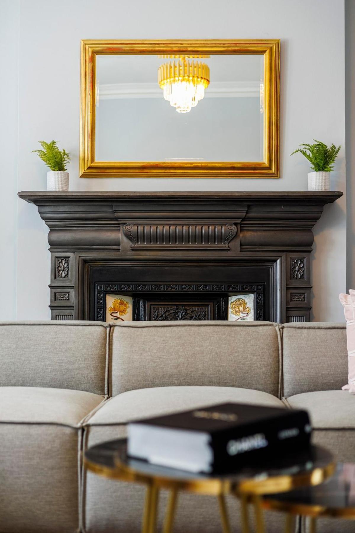 6 Bedroom West Home, Acton, Free Parking , Pool Table , 75 Inch Tv, Sleeps 11 Offers Apartment London