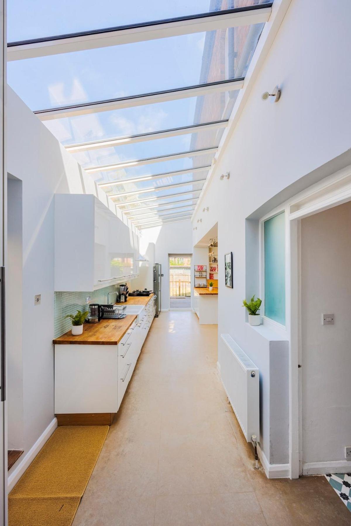 6 Bedroom West Home, Acton, Free Parking , Pool Table , 75 Inch Tv, Sleeps 11 Offers Apartment London